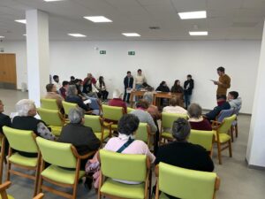 Alumnos de 1º de ESO durante la lectura de poemas